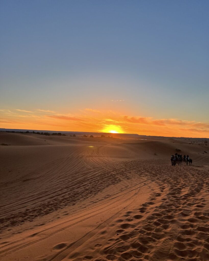 Ilustra un atardecer en el desierto de Merzouga