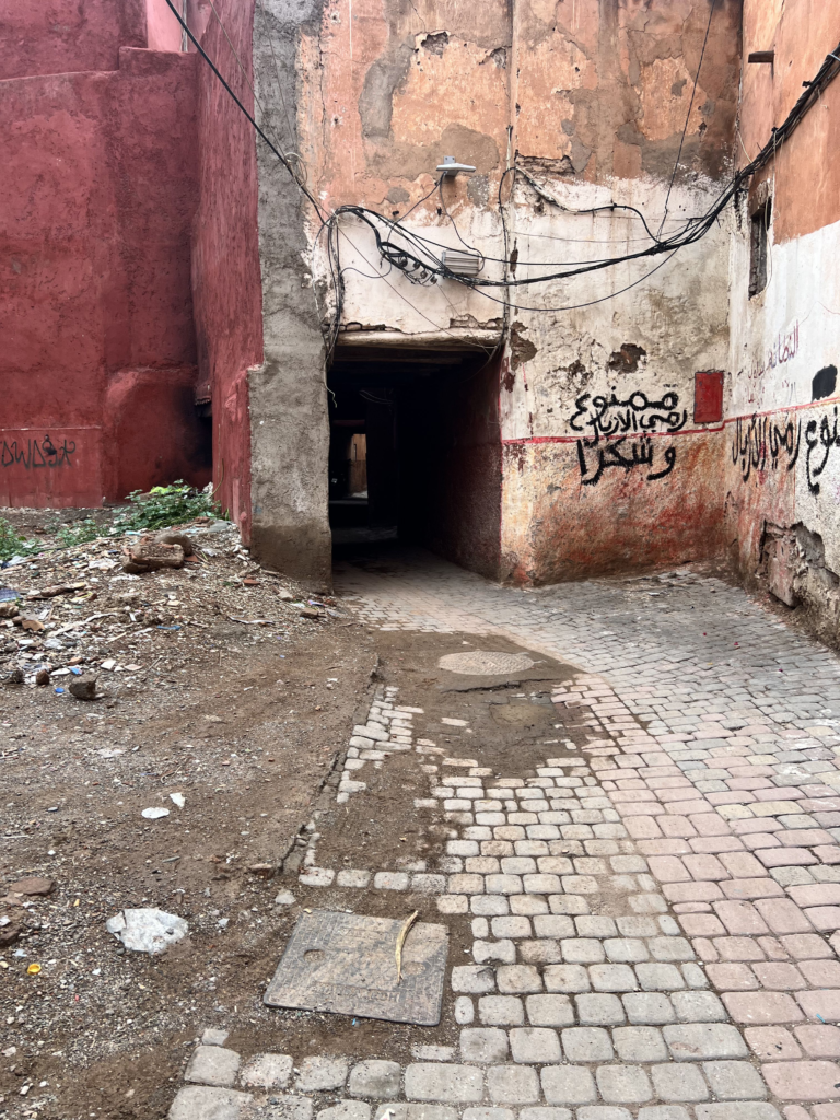 Pasaje oscuro de la medina de Marrakech
