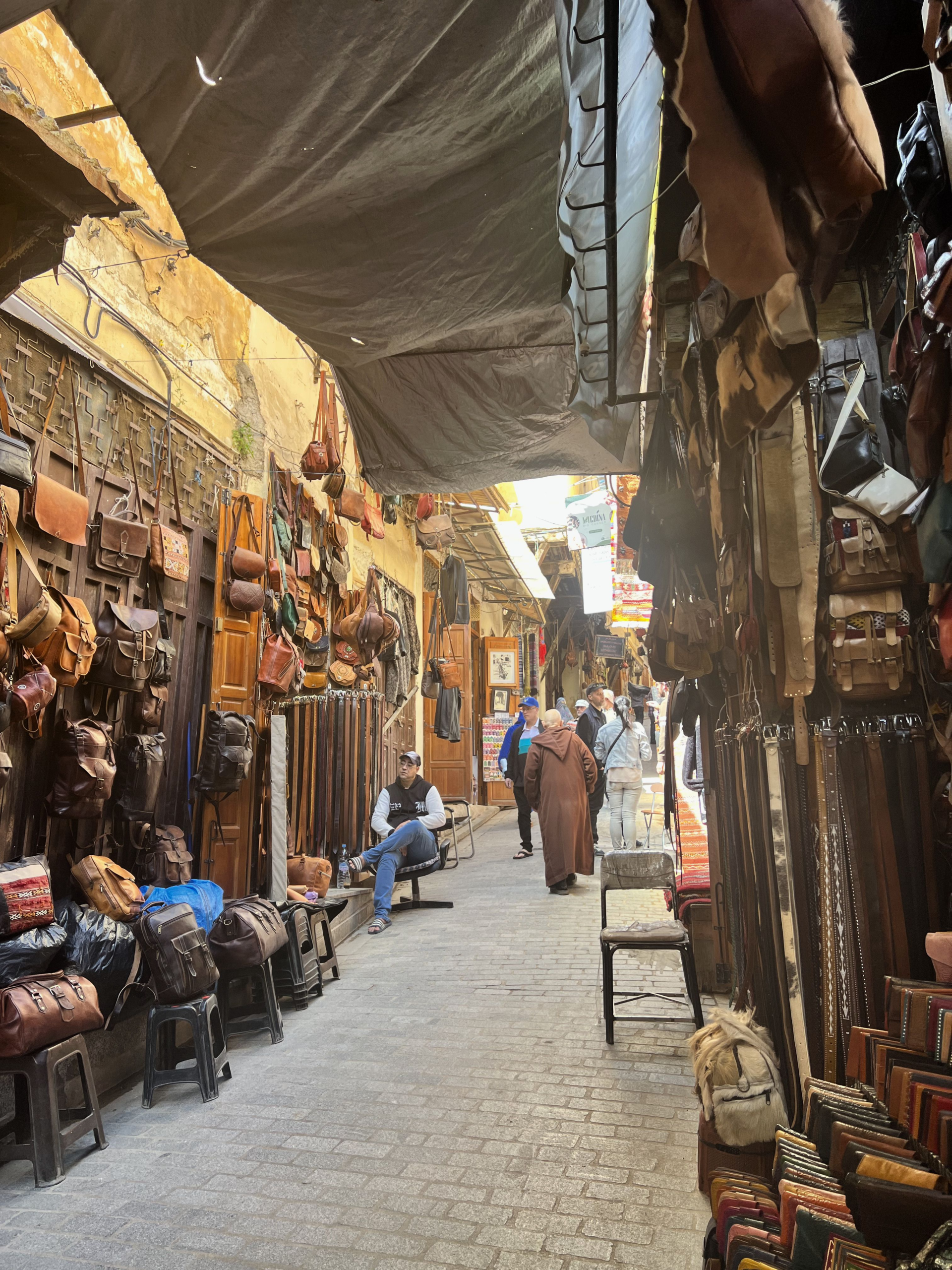 Zoco de Marrakech donde se observan vendedores de articulos de cuero: carteras, bolsos, cintos y billeteras